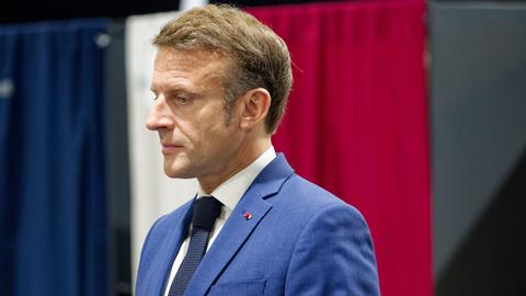 Frankreichs Präsident Emmanuel Macron blickt nachdenklich zu Boden