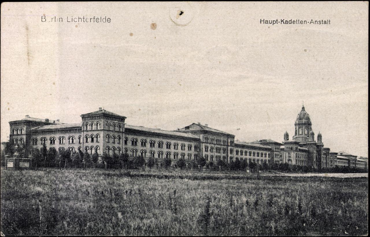 Die ehamalige Hauptkadettenanstalt um das Jahr 1934. Ab dem Jahr 1933 nutzten sie die Nationalsozialisten wieder für millitärische Zwecke. 