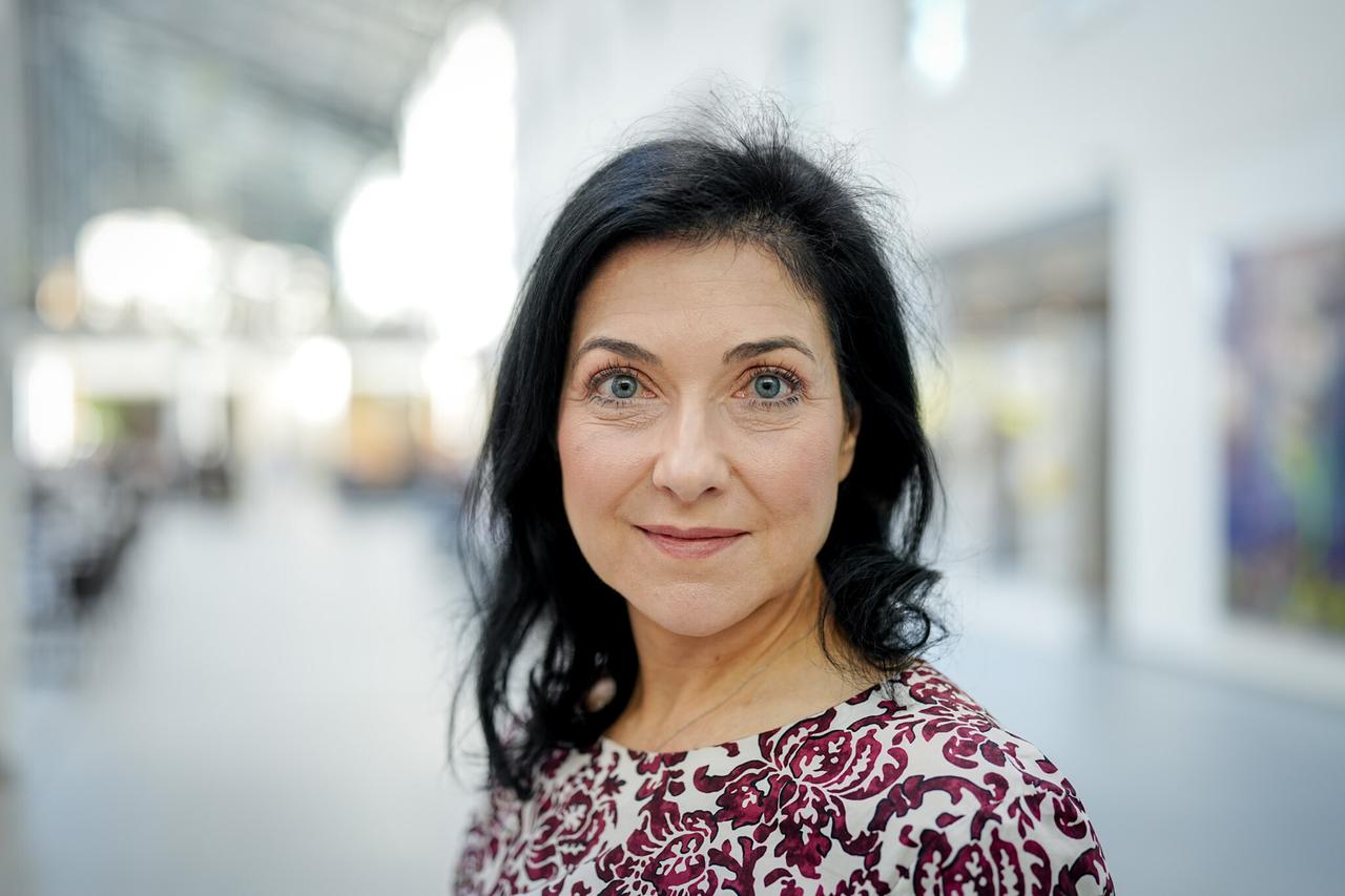 Porträt von Katherina Reiche, auf dem Weg zum Bundesausschuss der CDU. Sie schaut direkt in die Kamera. Porträt von Katherina Reiche, auf dem Weg zum Bundesausschuss der CDU. Sie schaut direkt in die Kamera.
