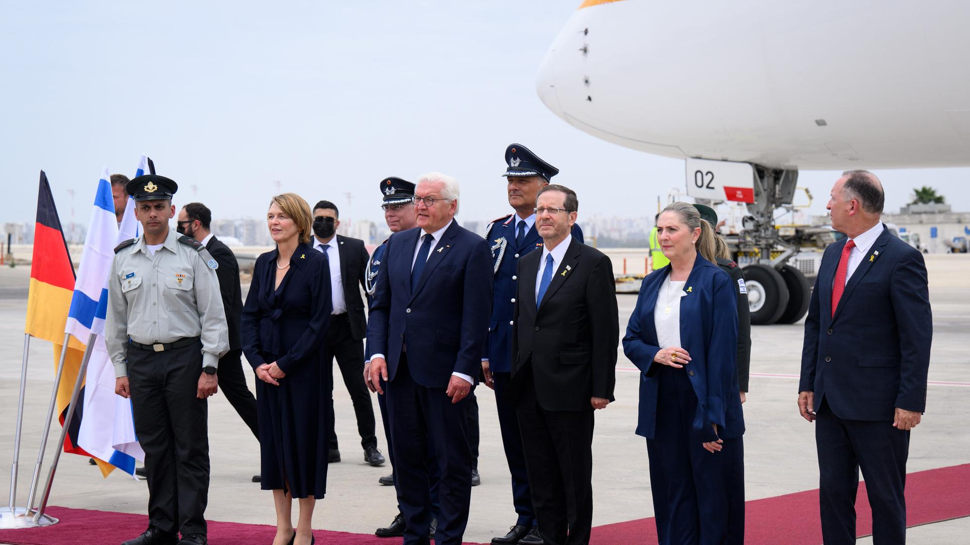 Bundespräsident Frank-Walter Steinmeier und seine Frau Elke Büdenbender werden von Izchak Herzog, Präsident von Israel, und seiner Frau Michal Herzog auf dem Flughafen Ben Gurion mit militärischen Ehren begrüßt. Bundespräsident Frank-Walter Steinmeier und seine Frau Elke Büdenbender werden von Izchak Herzog, Präsident von Israel, und seiner Frau Michal Herzog auf dem Flughafen Ben Gurion mit militärischen Ehren begrüßt.