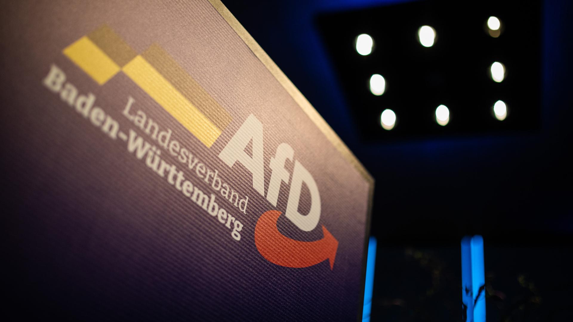 Das Logo der AfD ist beim AfD-Landesparteitag in der Stadthalle am Rednerpult zu sehen. 