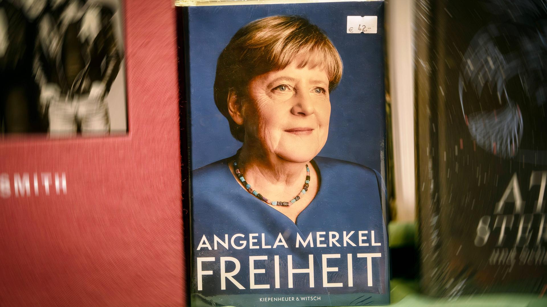 Das Buch "Freiheit" von Angela Merkel steht im Schaufenster einer Buchhandlung.