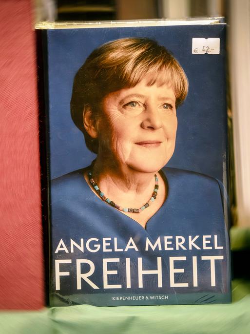 Das Buch "Freiheit" von Angela Merkel steht im Schaufenster einer Buchhandlung.