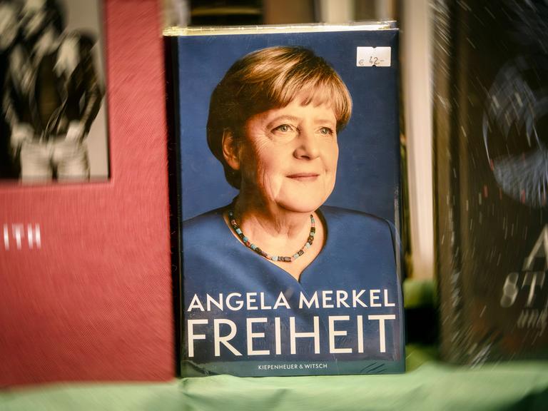 Das Buch "Freiheit" von Angela Merkel steht im Schaufenster einer Buchhandlung.