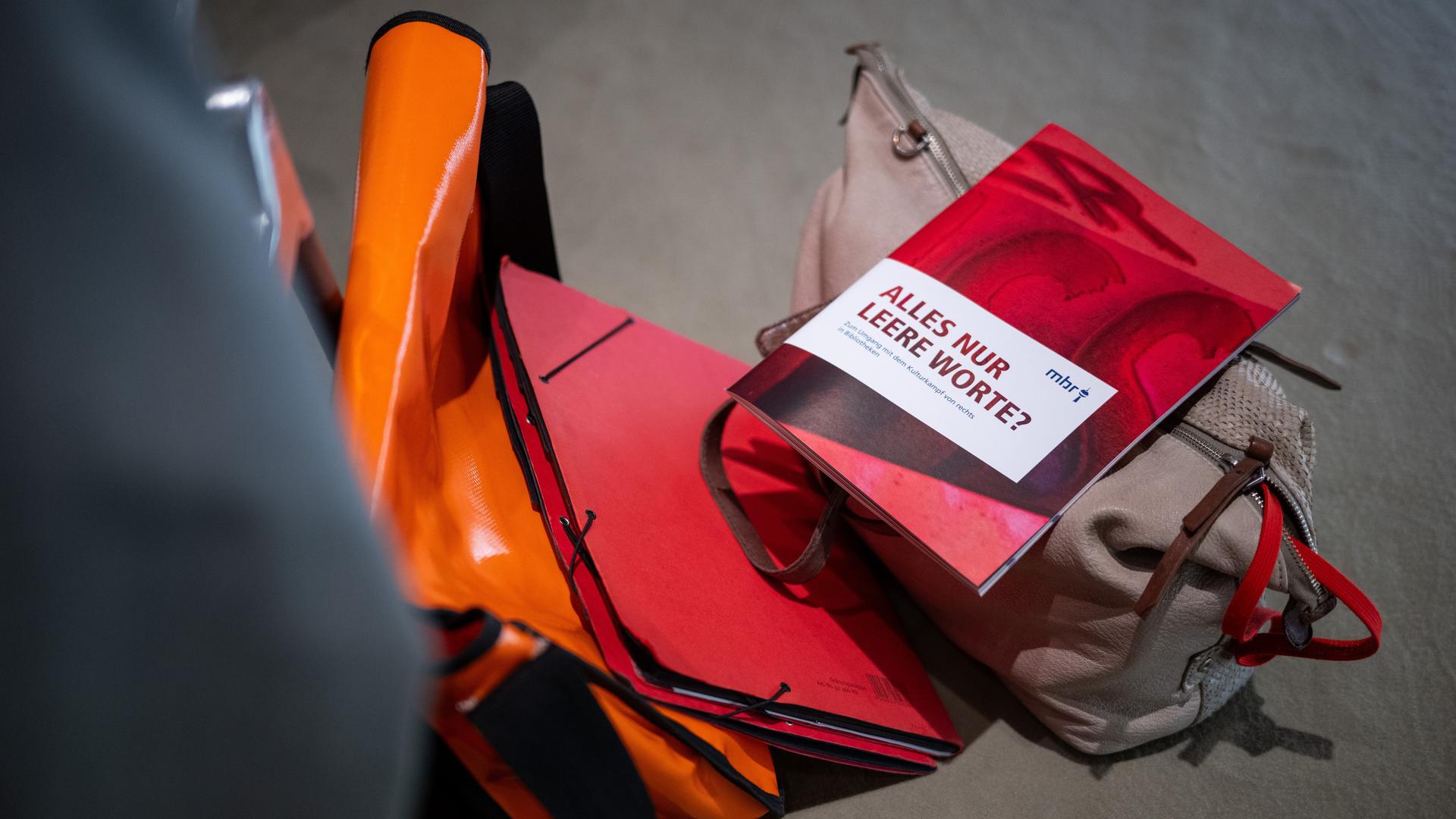 Eine Ausgabe der Broschüre zum Umgang mit rechten Auffassungen liegt neben einer Tragetasche und weiteren Unterlagen für die Mobile Beratung gegen Rechtsextremismus Berlin (MBR). Eine Ausgabe der Broschüre zum Umgang mit rechten Auffassungen liegt neben einer Tragetasche und weiteren Unterlagen für die Mobile Beratung gegen Rechtsextremismus Berlin (MBR).