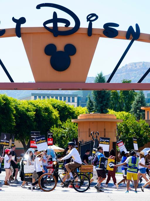 Streikende Mitglieder der Gewerkschaften WGA und SAG-AFTRA protestieren vor den Toren der Walt Disney Studios.
