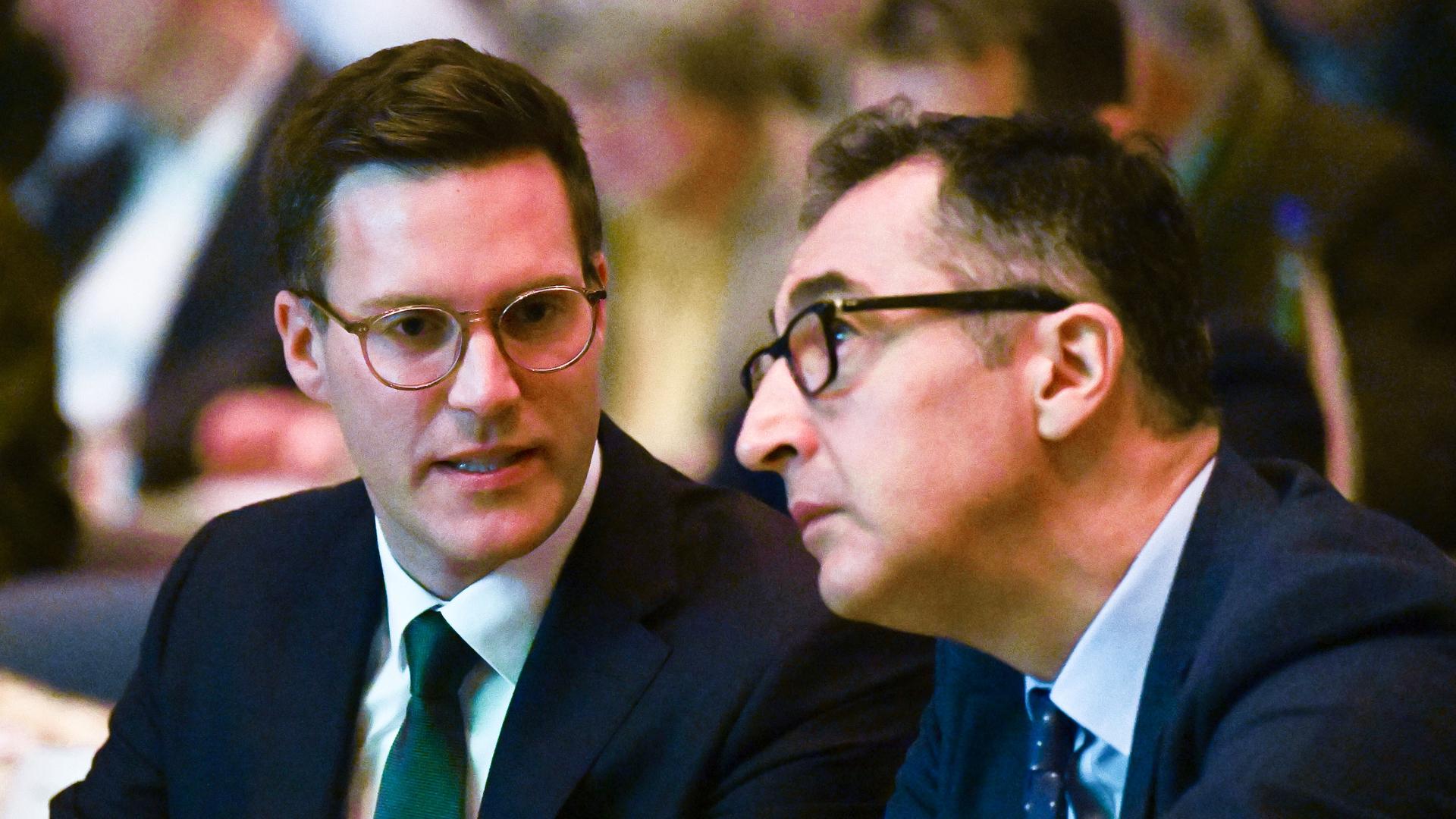 Manuel Hagel (l, CDU) und Cem Özdemir (r, Bündnis 90 / Die Grünen) sitzen nebeneinander bei einer Veranstaltung. Ihre Köpfe sind einander zugeneigt, sie scheinen im Gespräch.