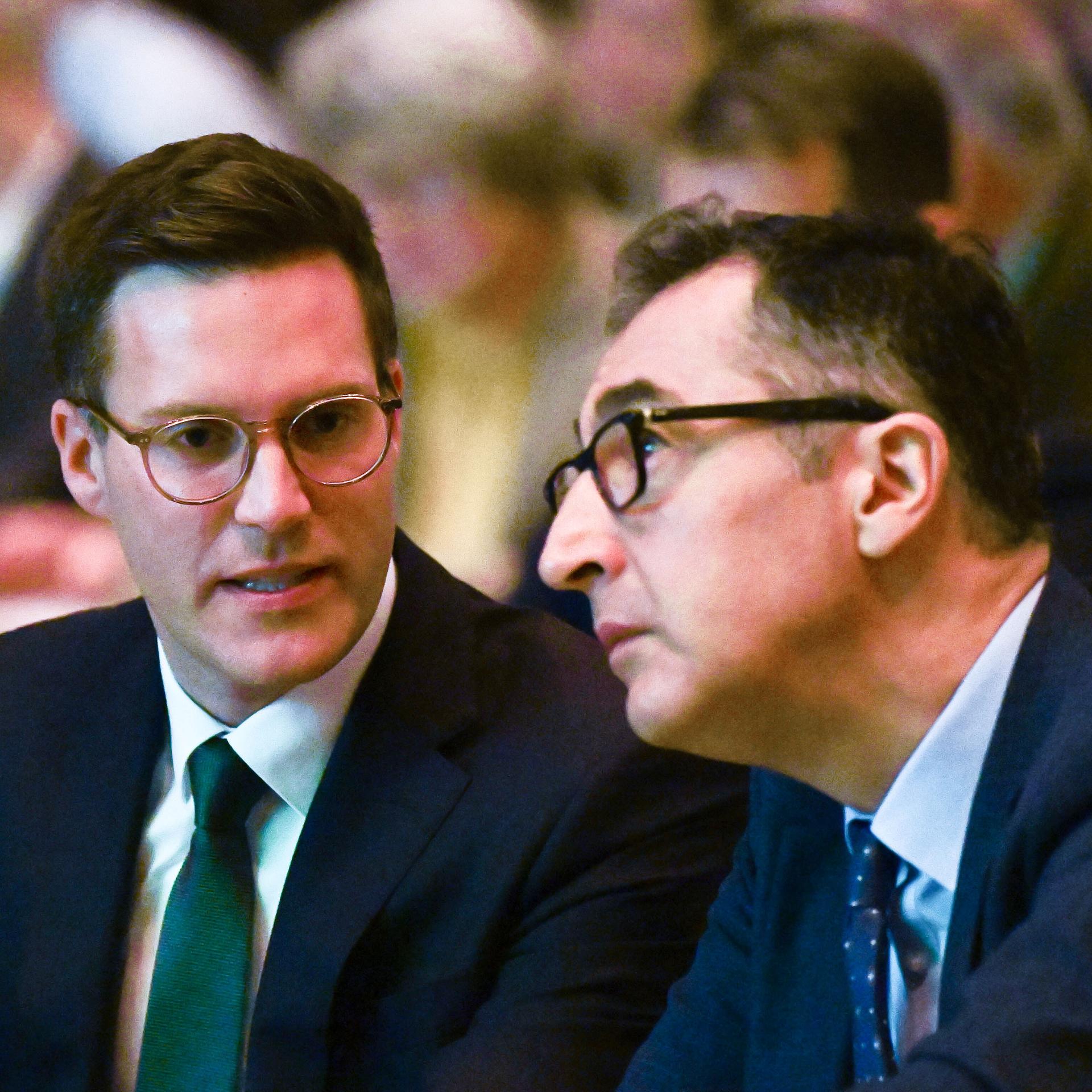 Manuel Hagel (l, CDU) und Cem Özdemir (r, Bündnis 90 / Die Grünen) sitzen nebeneinander bei einer Veranstaltung. Ihre Köpfe sind einander zugeneigt, sie scheinen im Gespräch.