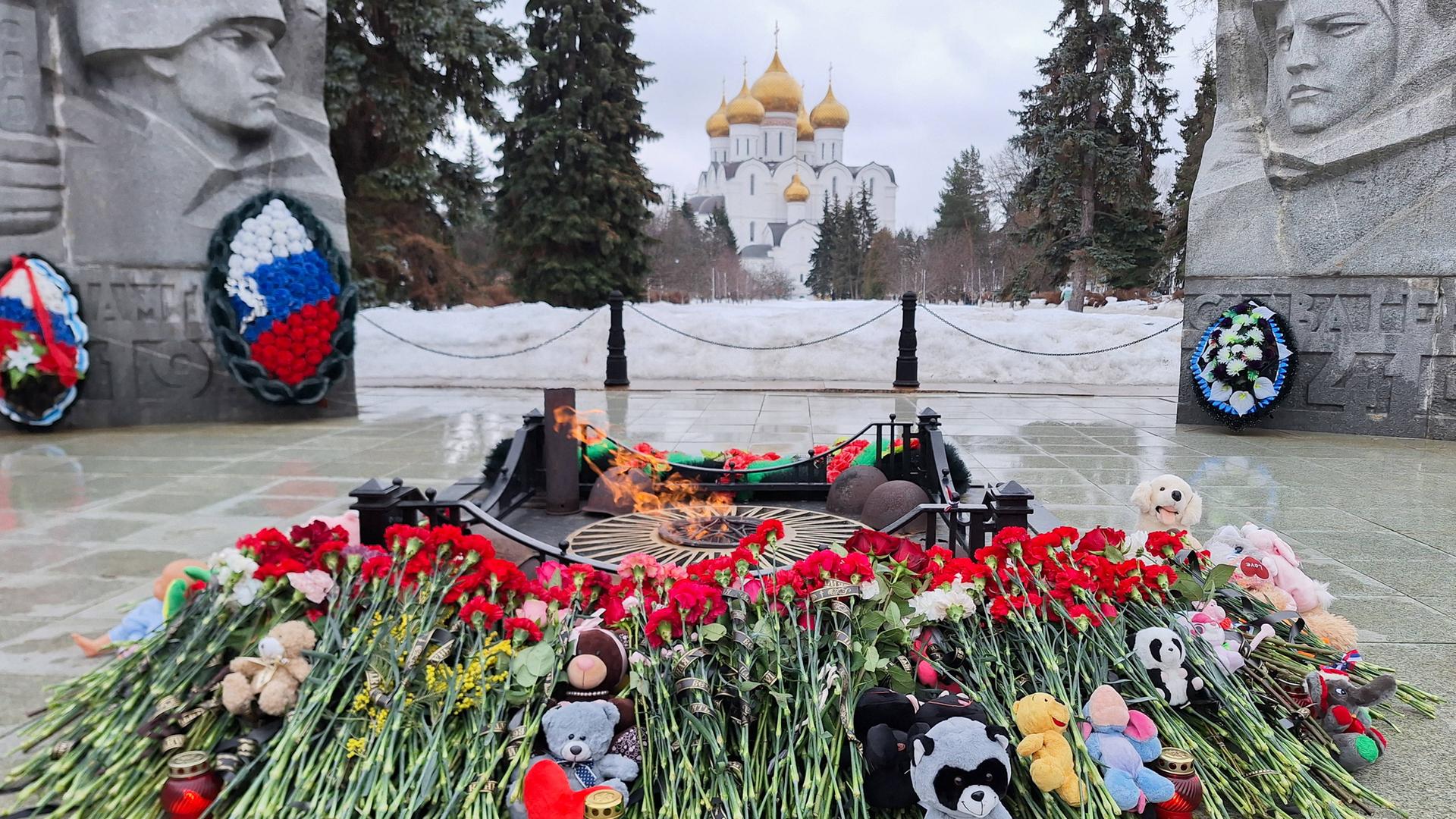 Menschen haben zum Gedenken an die Opfer des Terroranschlags auf eine Konzerthalle bei Moskau Blumen und Kuscheltiere abgelegt.