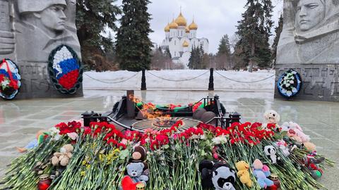Menschen haben zum Gedenken an die Opfer des Terroranschlags auf eine Konzerthalle bei Moskau Blumen und Kuscheltiere abgelegt.