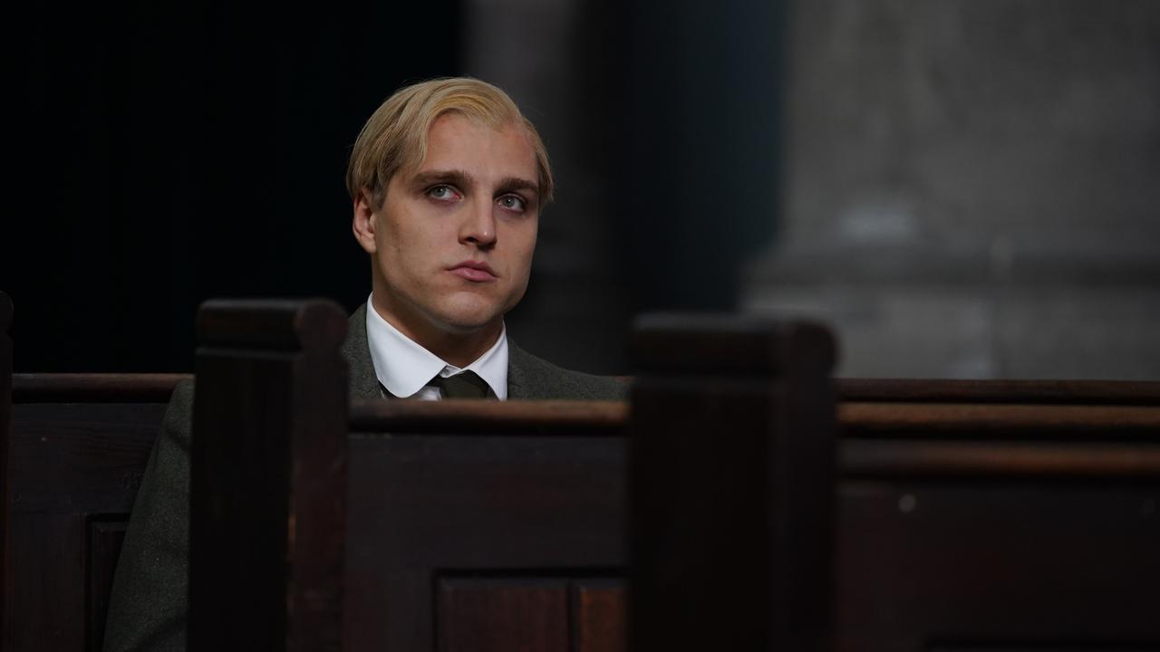 Szene aus dem Film "Bonhoeffer: Pastor. Spy. Assassin.": Ein junger Mann mit halblangem blondem Haar sitzt in einer Kirchenbank.