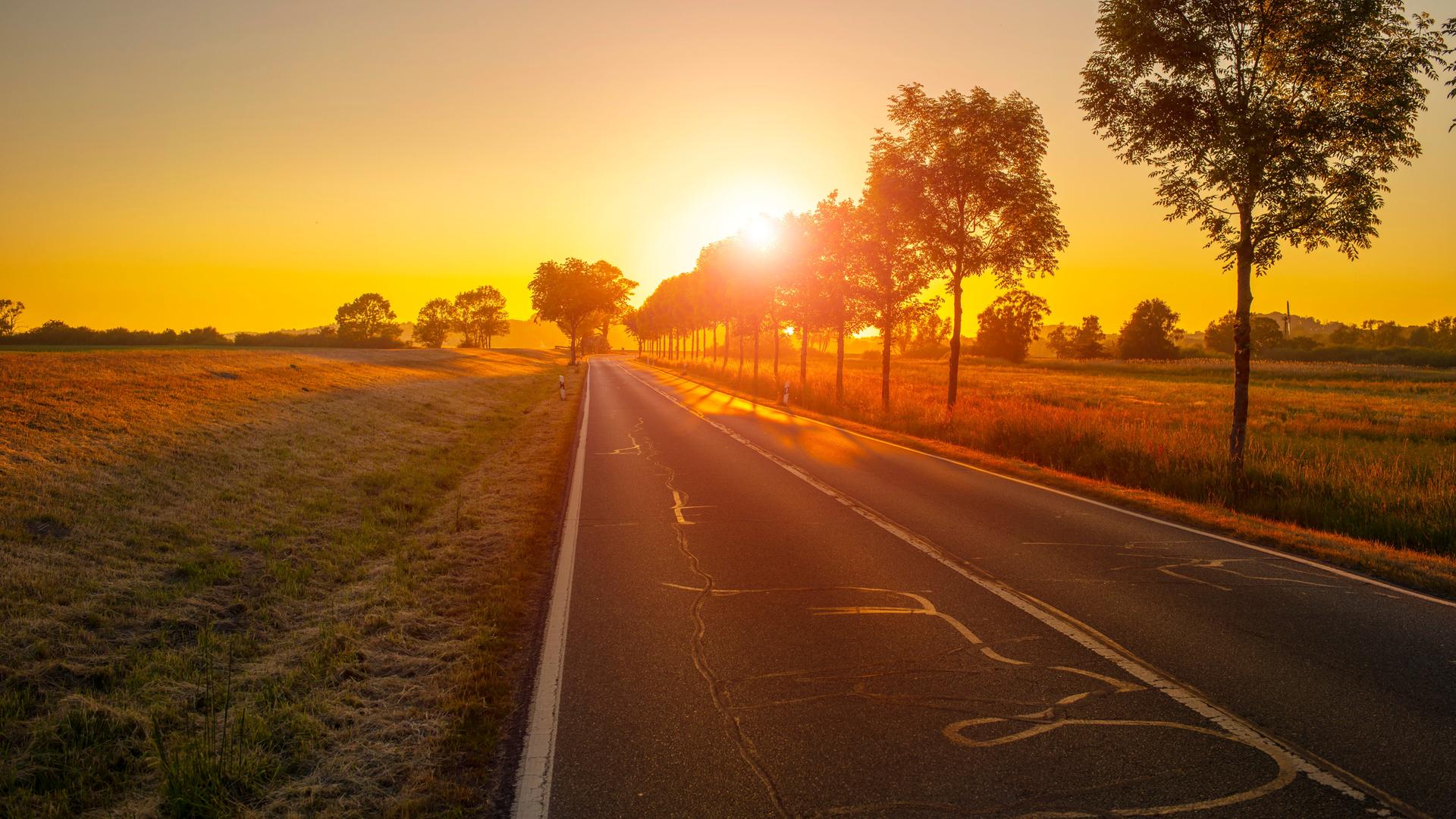 Einsame Landstraße bei Sonnenuntergang Einsame Landstraße bei Sonnenuntergang