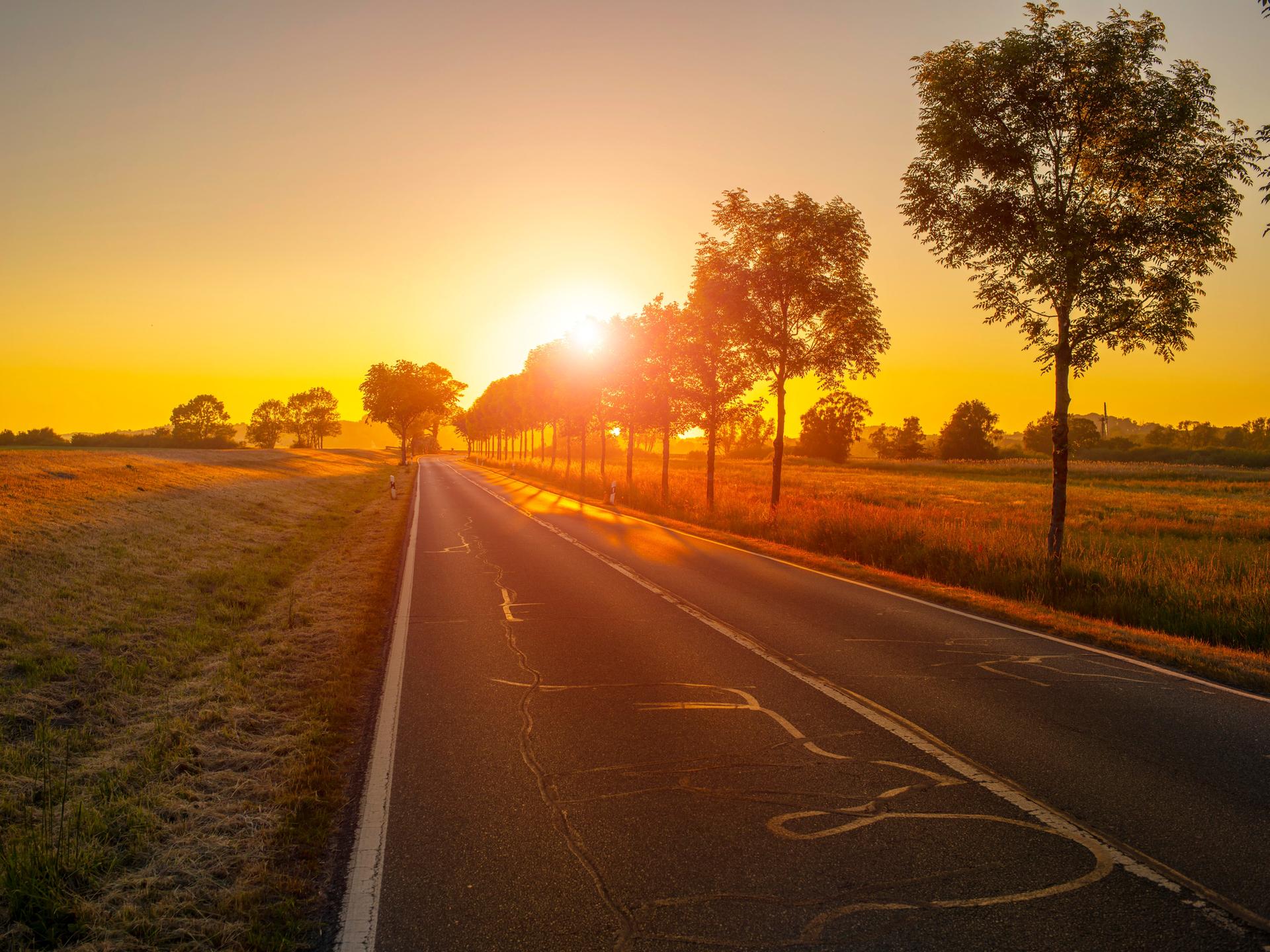 Einsame Landstraße bei Sonnenuntergang