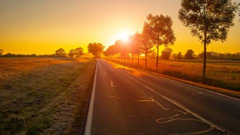 Einsame Landstraße bei Sonnenuntergang