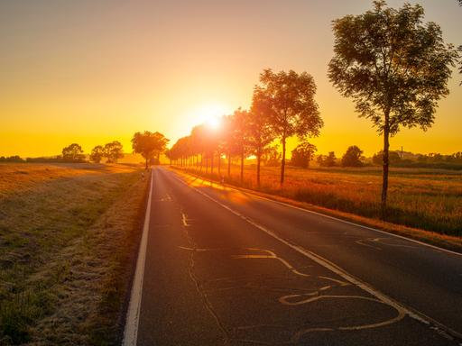 Einsame Landstraße bei Sonnenuntergang