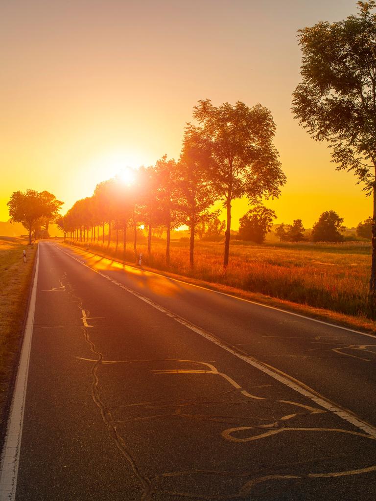 Einsame Landstraße bei Sonnenuntergang