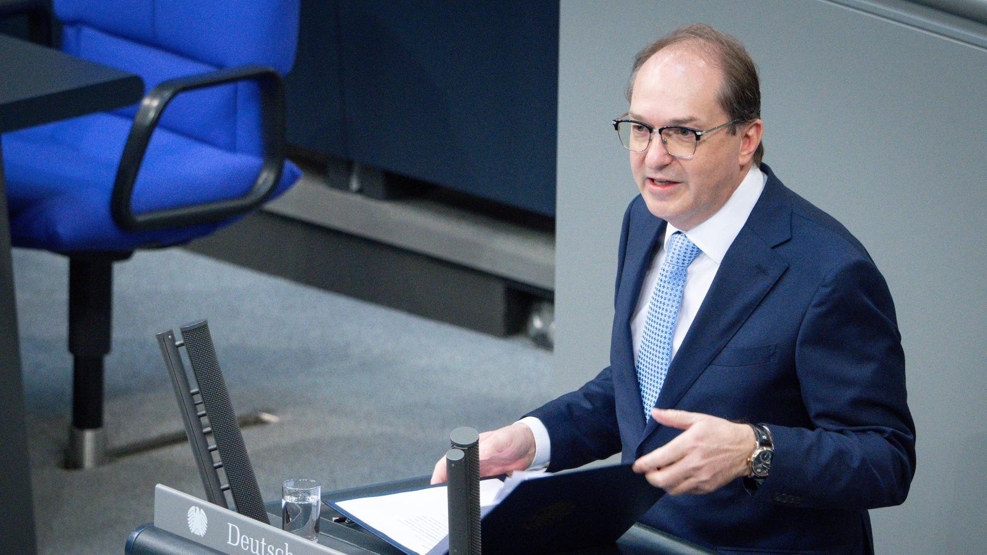 Alexander Dobrindt, Bundesminister des Innern, spricht im Bundestag an einem Rednerpult und gestikuliert mit beiden Händen. 