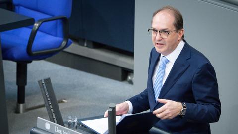 Alexander Dobrindt, Bundesminister des Innern, spricht im Bundestag an einem Rednerpult und gestikuliert mit beiden Händen. 
