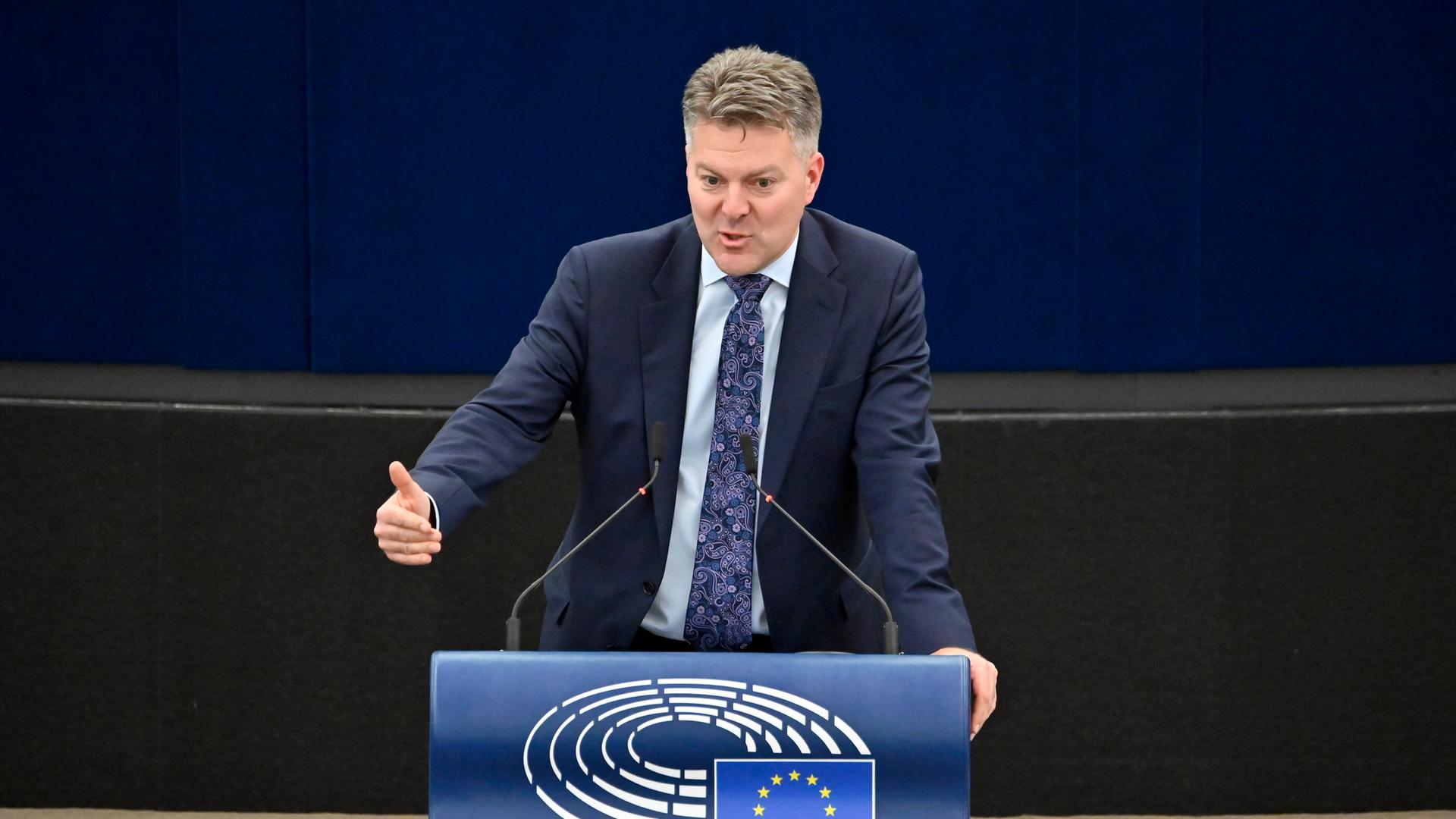 Politiker Andreas Schwab spricht im Plenarsaal des Europäischen Parlaments in Straßburg Politiker Andreas Schwab spricht im Plenarsaal des Europäischen Parlaments in Straßburg