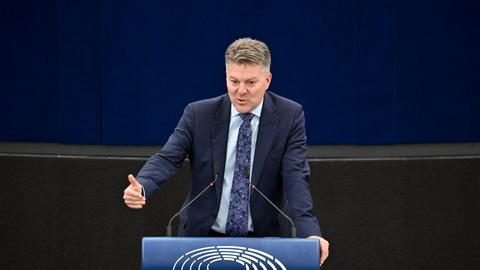Politiker Andreas Schwab spricht im Plenarsaal des Europäischen Parlaments in Straßburg