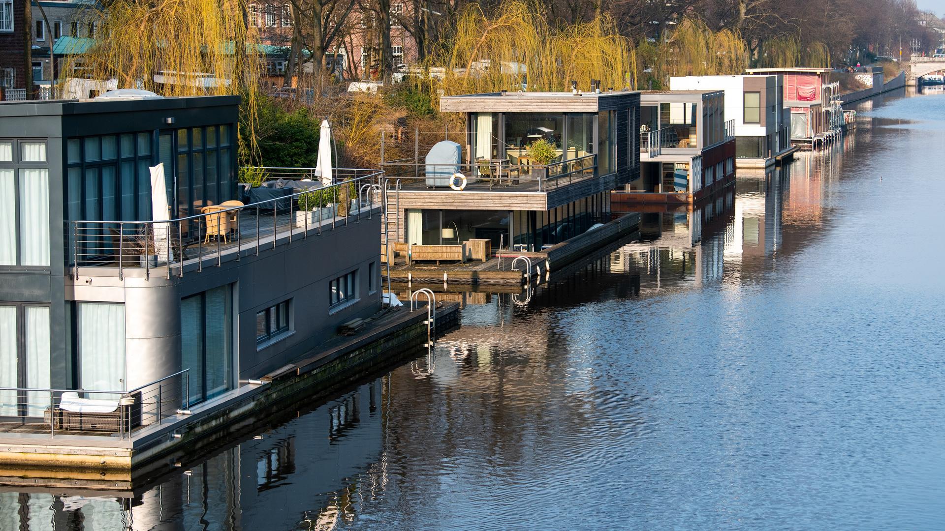 Hausboote liegen auf dem Eilbekkanal in Hamburg.