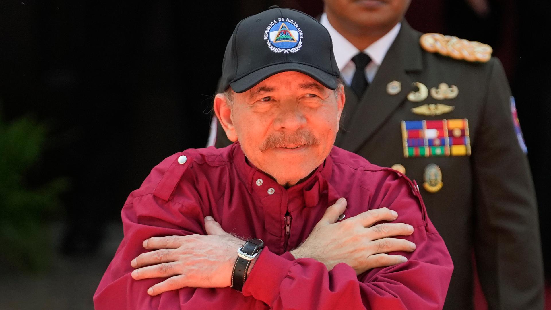 Caracas: Nicaraguas Präsident Daniel Ortega gestikuliert vor Regierungsanhängern.