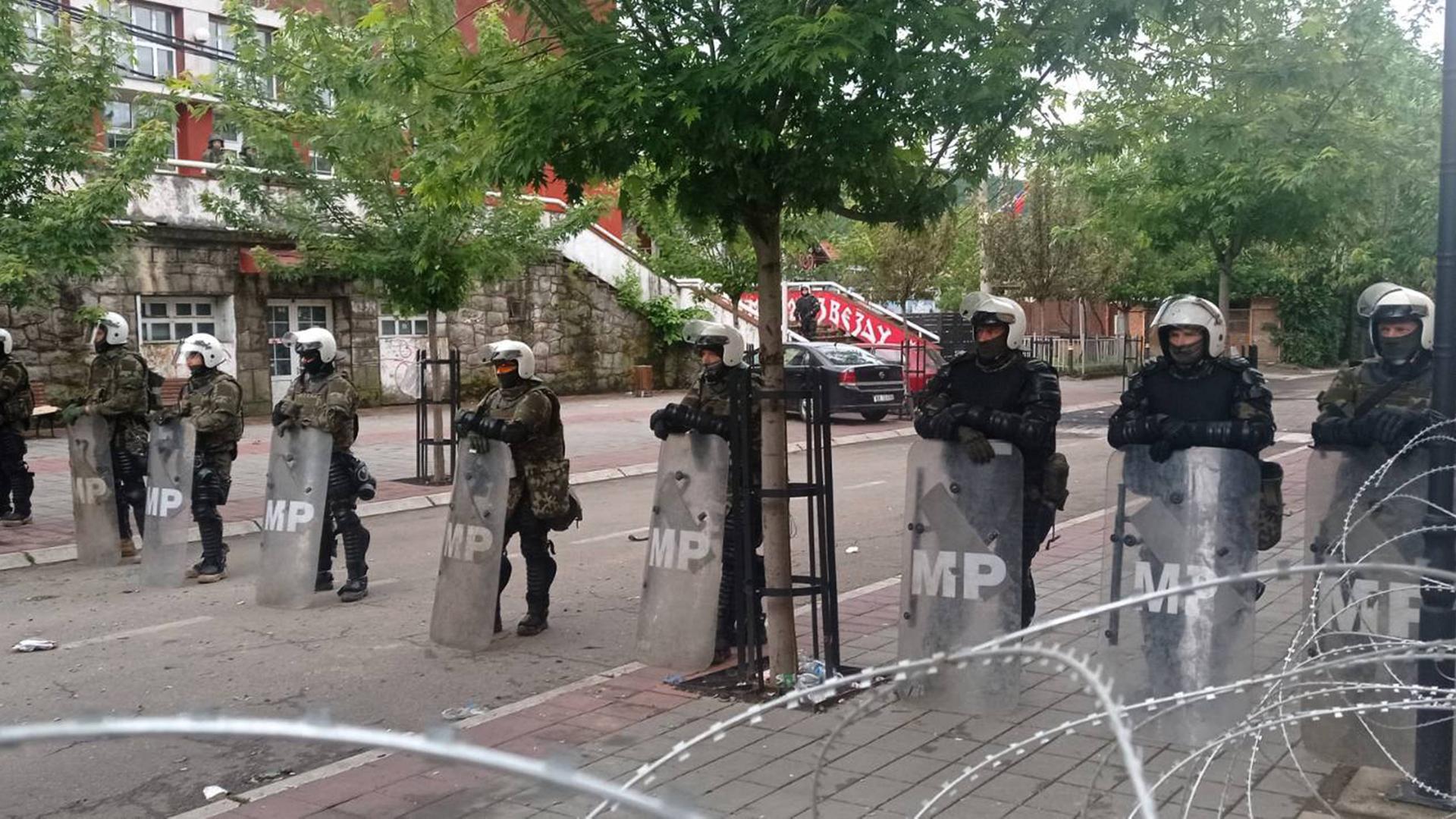 Soldaten der KFOR-TRuppe sperren eine Straße in Kosovo ab. 