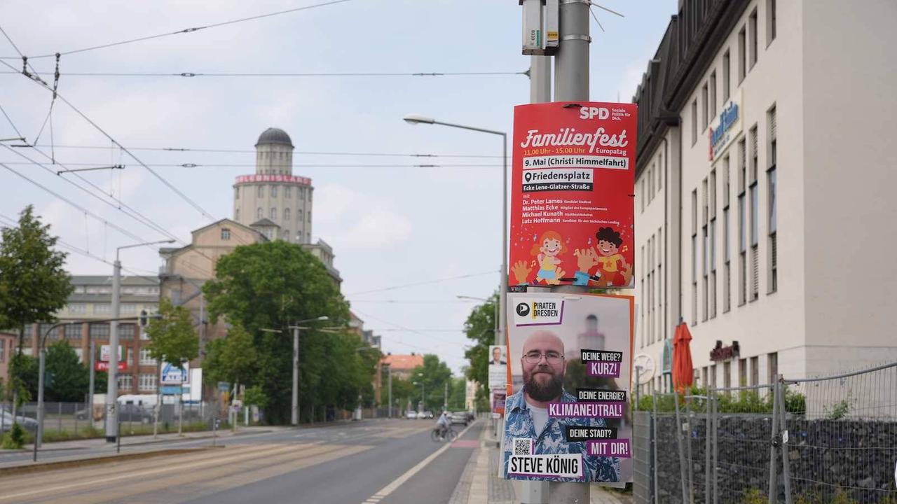 In Dresden hängen an einer Straße Wahlplakate von SPD und Piratenpartei.