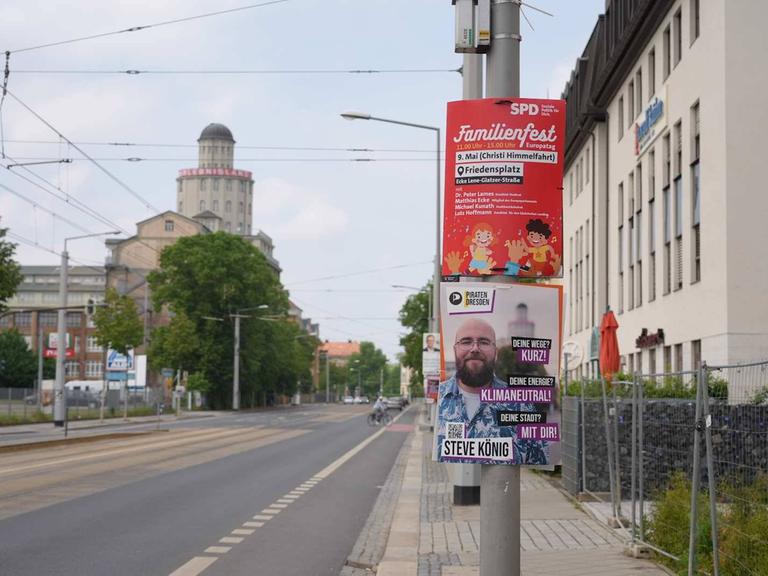 In Dresden hängen an einer Straße Wahlplakate von SPD und Piratenpartei.