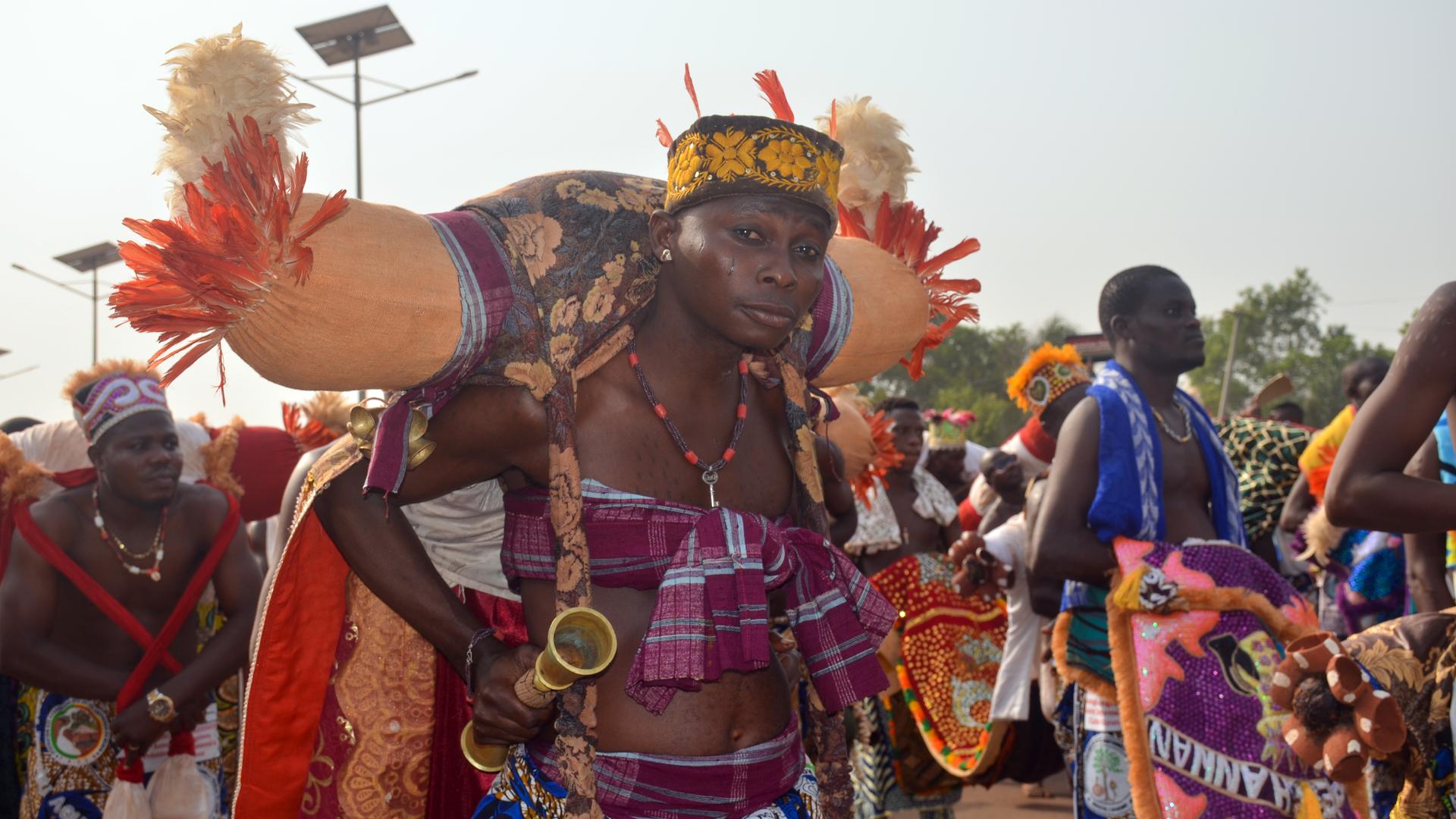 Ein junger Mann in traditioneller Kleidung der Voodoo-Anhänger, aufgenommen während einer Voodoofeier in Benin.