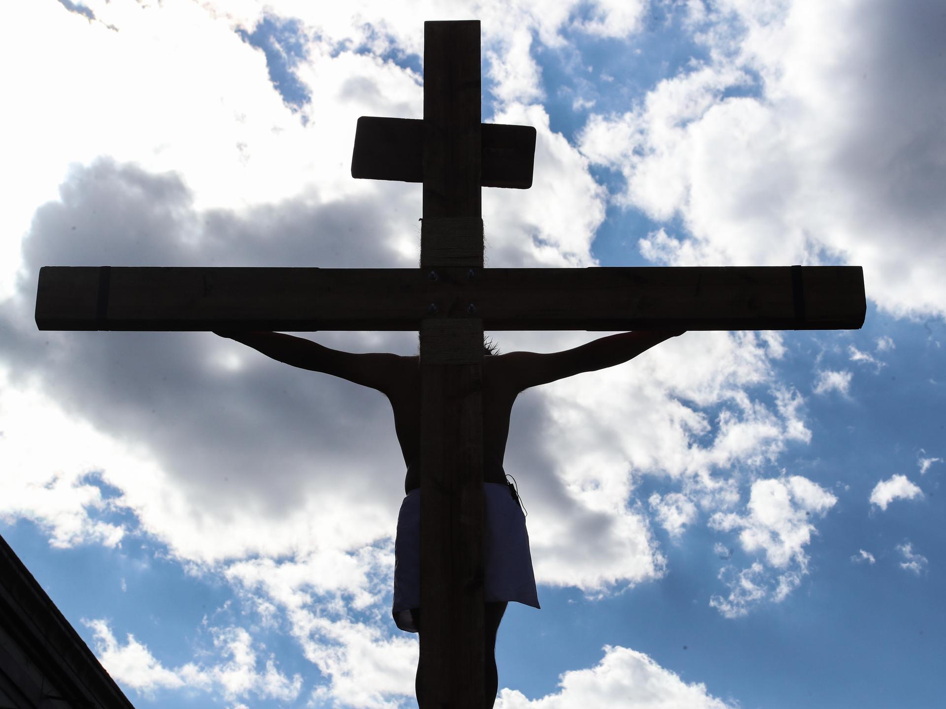 Die Kreuzigung Jesu inmitten des blauen Himmels und von weißen Wolken 