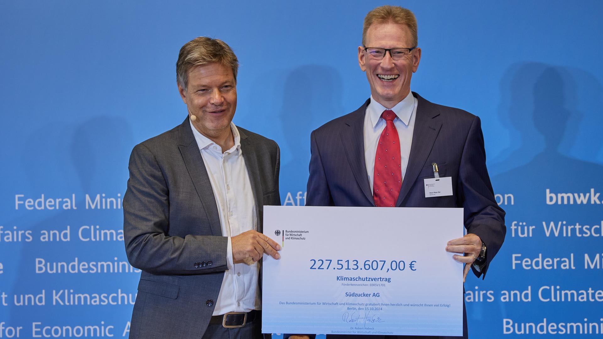 Berlin: Robert Habeck (Bündnis 90/Die Grünen, l), Bundesminister für Wirtschaft und Klimaschutz, übergibt einen Klimaschutzvertrag an Hans-Peter Gai, Vorstandsmitglied der Südzucker AG.