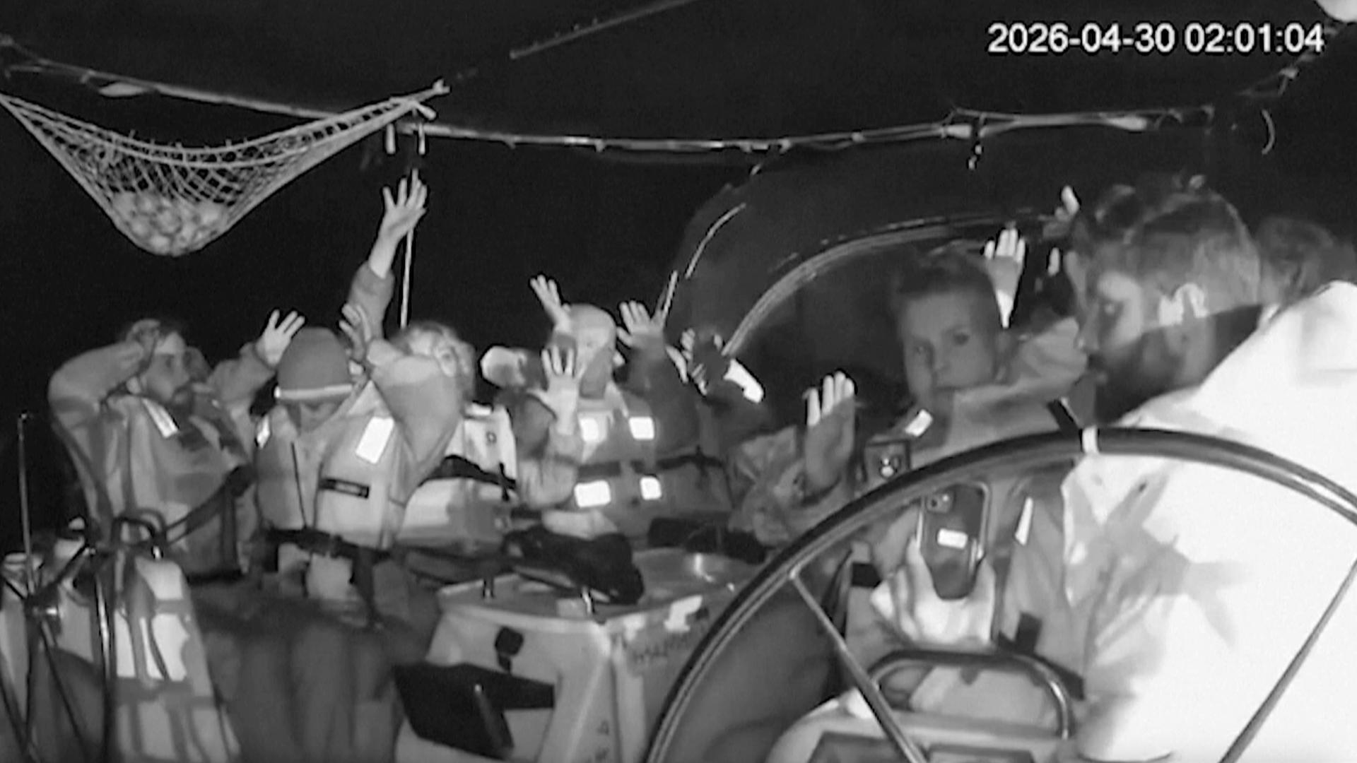 Das von der «Global Sumud Flotilla» via AP veröffentlichte Bild aus einer Überwachungskamera zeigt Mitglieder der Gaza-Hilfsflotte mit in die Luft gestreckten Händen.