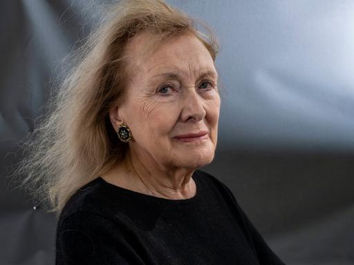 Porträtfoto der französischen Schriftstellerin Annie Ernaux, die seitlich in die Kamera schaut. 