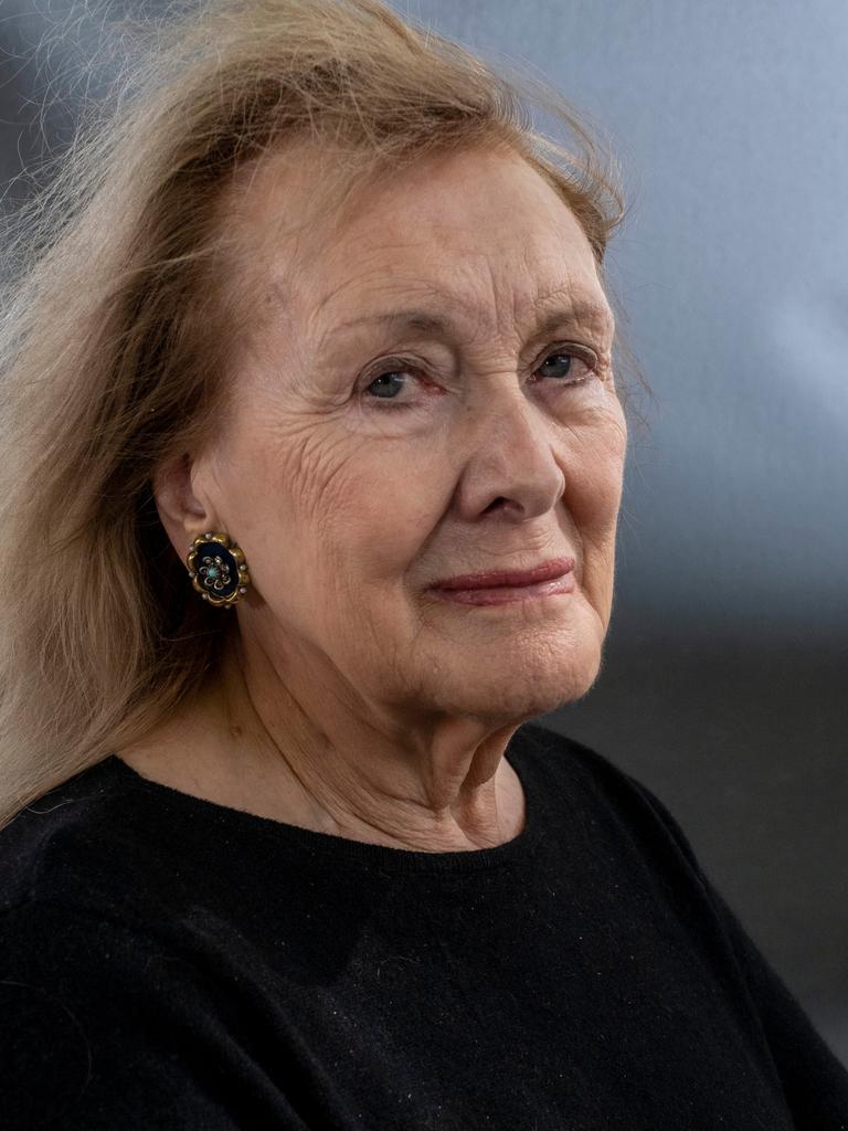 Porträtfoto der französischen Schriftstellerin Annie Ernaux, die seitlich in die Kamera schaut. 