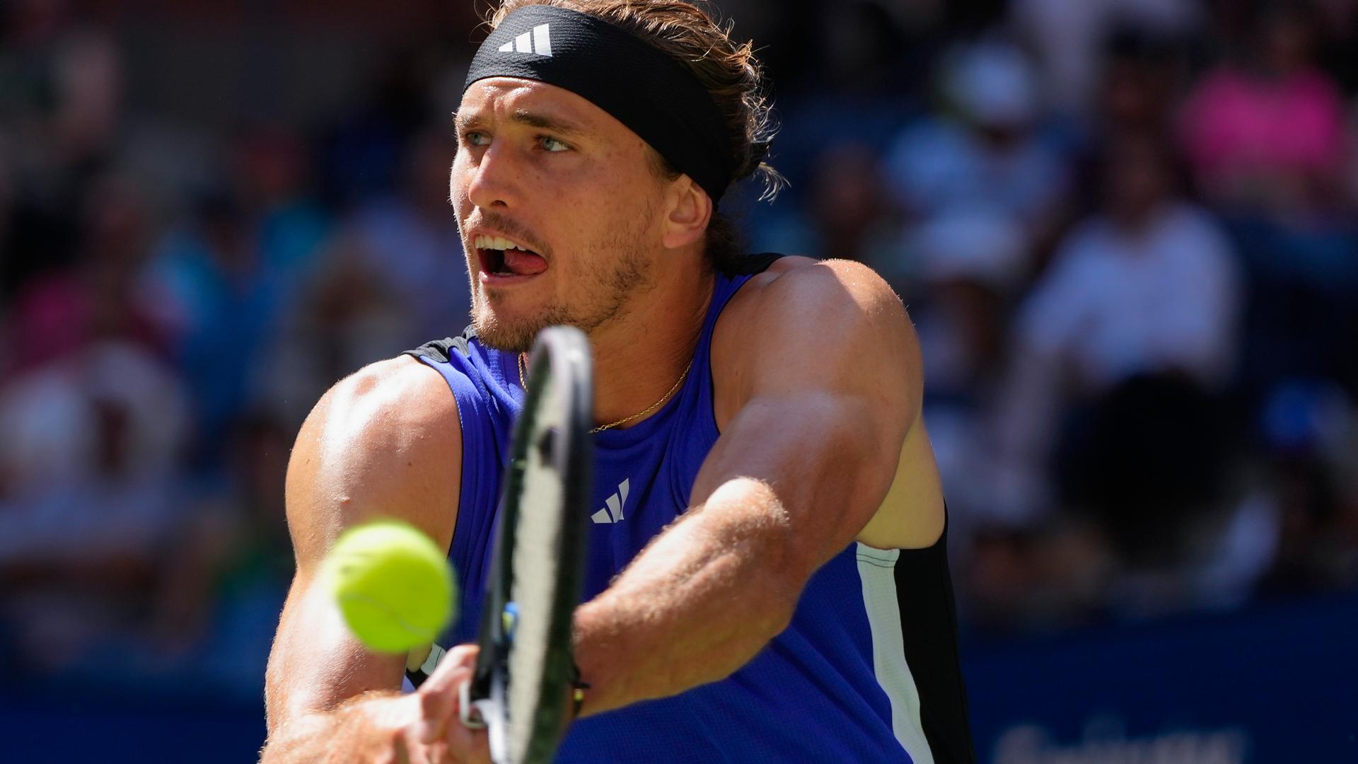 Der deutsche Tennisspieler Alexander Zverev spielt im Viertelfinale der US Open einen Ball zurück zu seinem Kontrahenten Taylor Fritz.