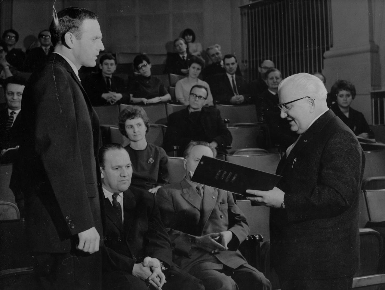 Günter de Bruyn / Foto 1964 - -
 Willi Bredel (rechts) überreicht Günter de Bruyn am 25. März 1964 den Heinrich-Mann-Preis in Ostberlin.