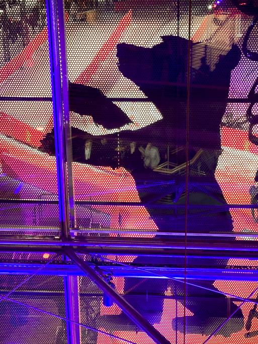 In einem großen Fenster ist das Logo der Berlinale: ein Berliner Bär. Es ist der Blick in ein Kino des Festivals.