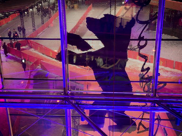 In einem großen Fenster ist das Logo der Berlinale: ein Berliner Bär. Es ist der Blick in ein Kino des Festivals.