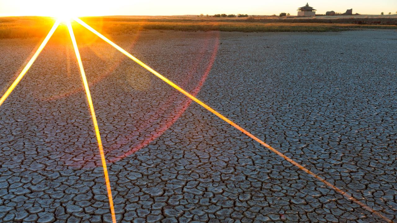 Abendsonne über vertrockneter Erde: Landschaft in Spanien.