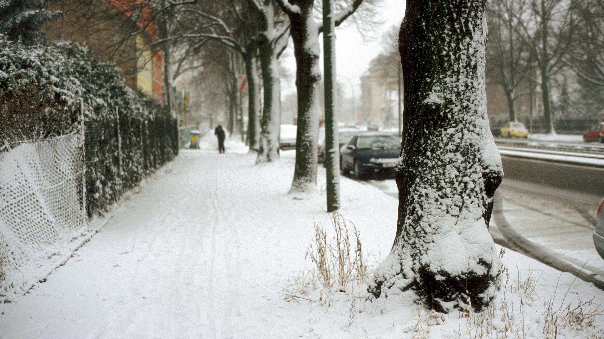 Verschneiter Bürgersteig in Berlin