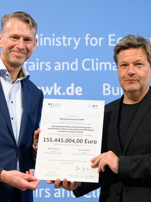 Robert Habeck übergibt Northvolt-CEO Peter Carlsson einen symbolischen Scheck über 155 Millionen Euro.