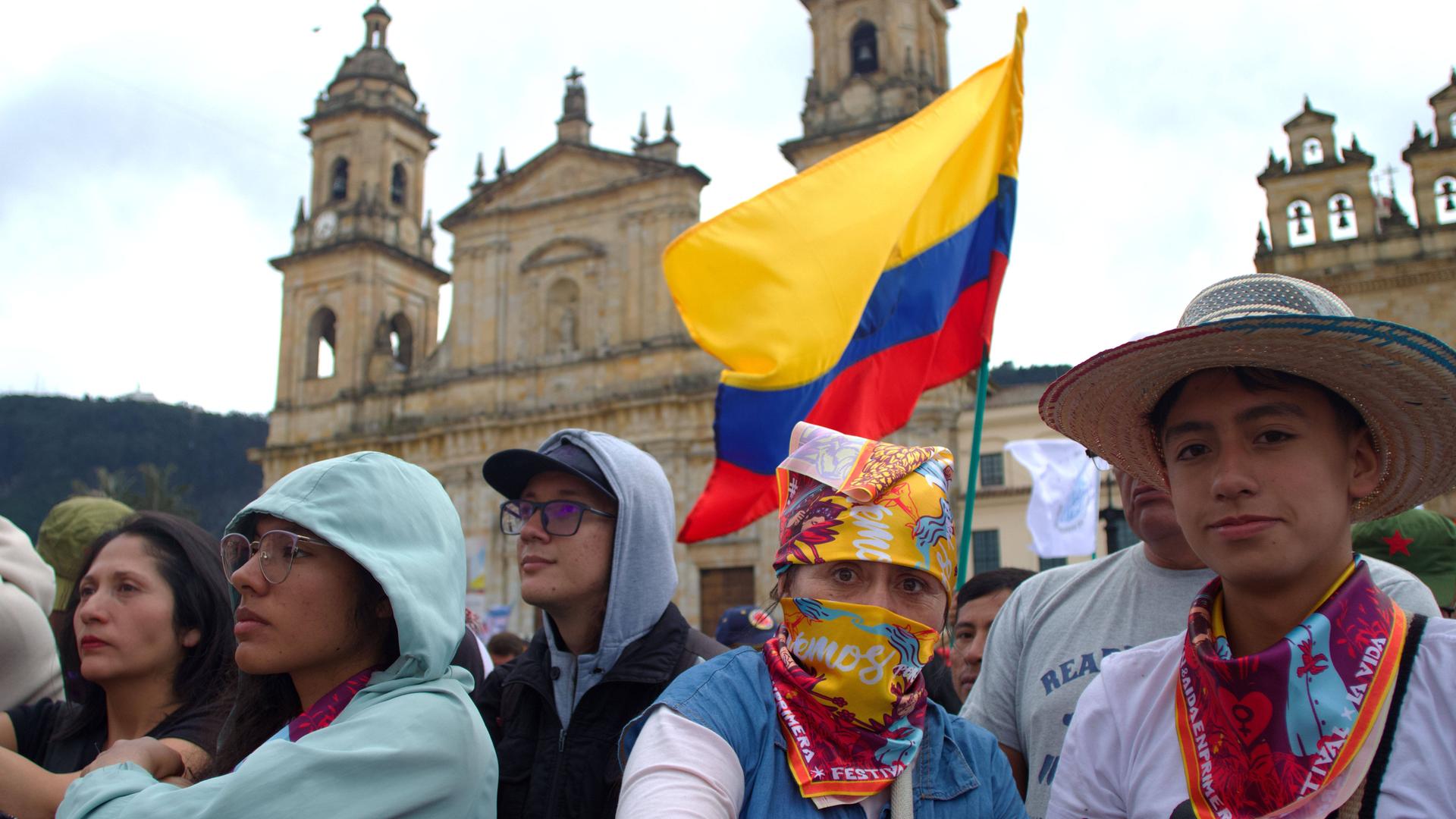 Bogotá am 22. Mai 2026: Anhänger füllen die Plaza de Bolívar anlässlich der letzten Wahlkampfkundgebung des linken Senators und Präsidentschaftskandidaten IVAN CEPEDA im Vorfeld der ersten Wahlrunde am 31. Mai. Bogotá am 22. Mai 2026: Anhänger füllen die Plaza de Bolívar anlässlich der letzten Wahlkampfkundgebung des linken Senators und Präsidentschaftskandidaten IVAN CEPEDA im Vorfeld der ersten Wahlrunde am 31. Mai.
