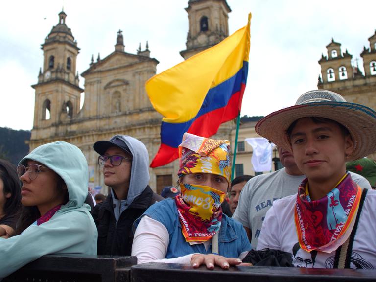 Bogotá am 22. Mai 2026: Anhänger füllen die Plaza de Bolívar anlässlich der letzten Wahlkampfkundgebung des linken Senators und Präsidentschaftskandidaten IVAN CEPEDA im Vorfeld der ersten Wahlrunde am 31. Mai. Bogotá am 22. Mai 2026: Anhänger füllen die Plaza de Bolívar anlässlich der letzten Wahlkampfkundgebung des linken Senators und Präsidentschaftskandidaten IVAN CEPEDA im Vorfeld der ersten Wahlrunde am 31. Mai.