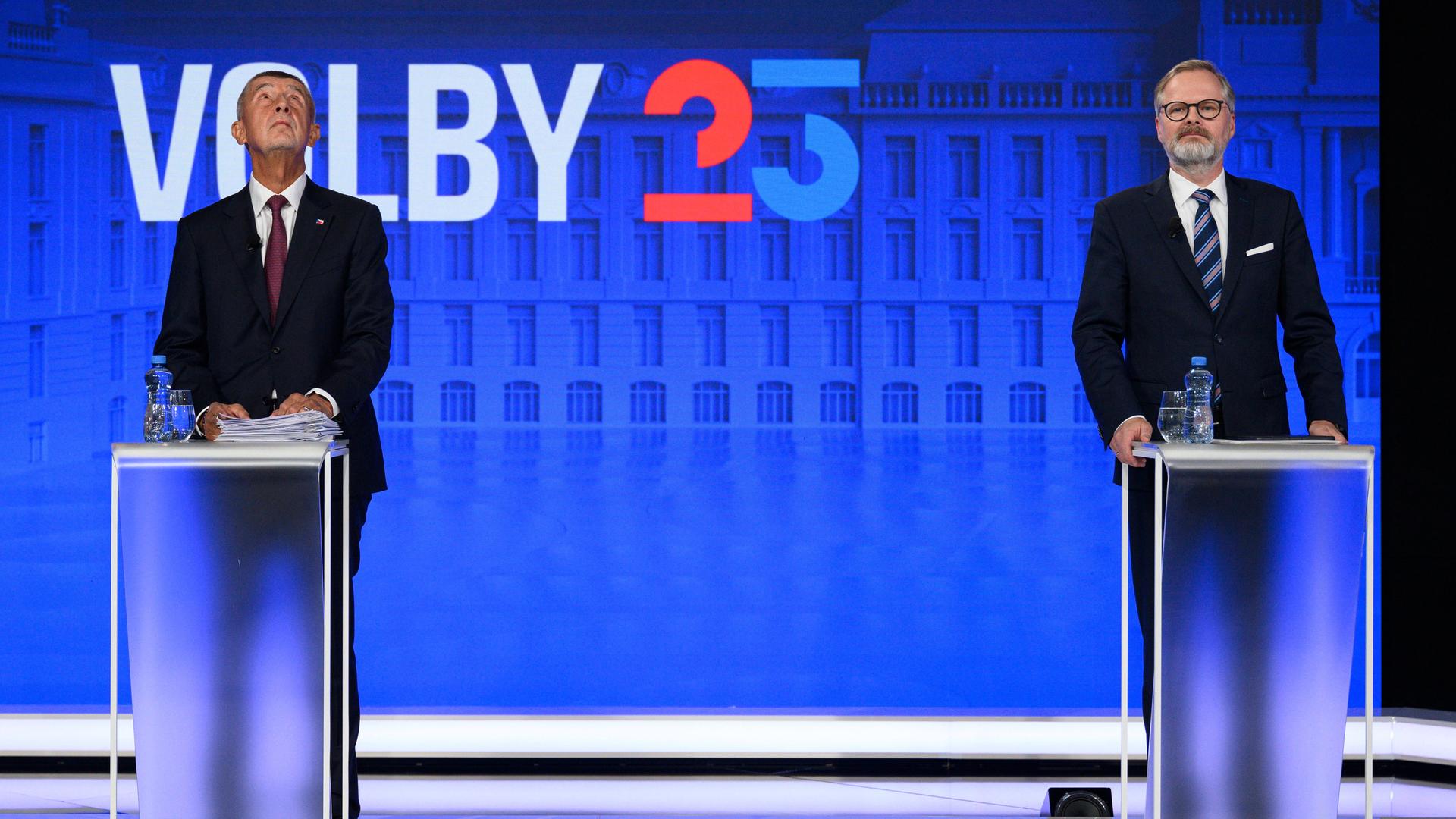 Babis und Fiala stehen an Redepulten in einem Fernsehstudio. Babis und Fiala stehen an Redepulten in einem Fernsehstudio.