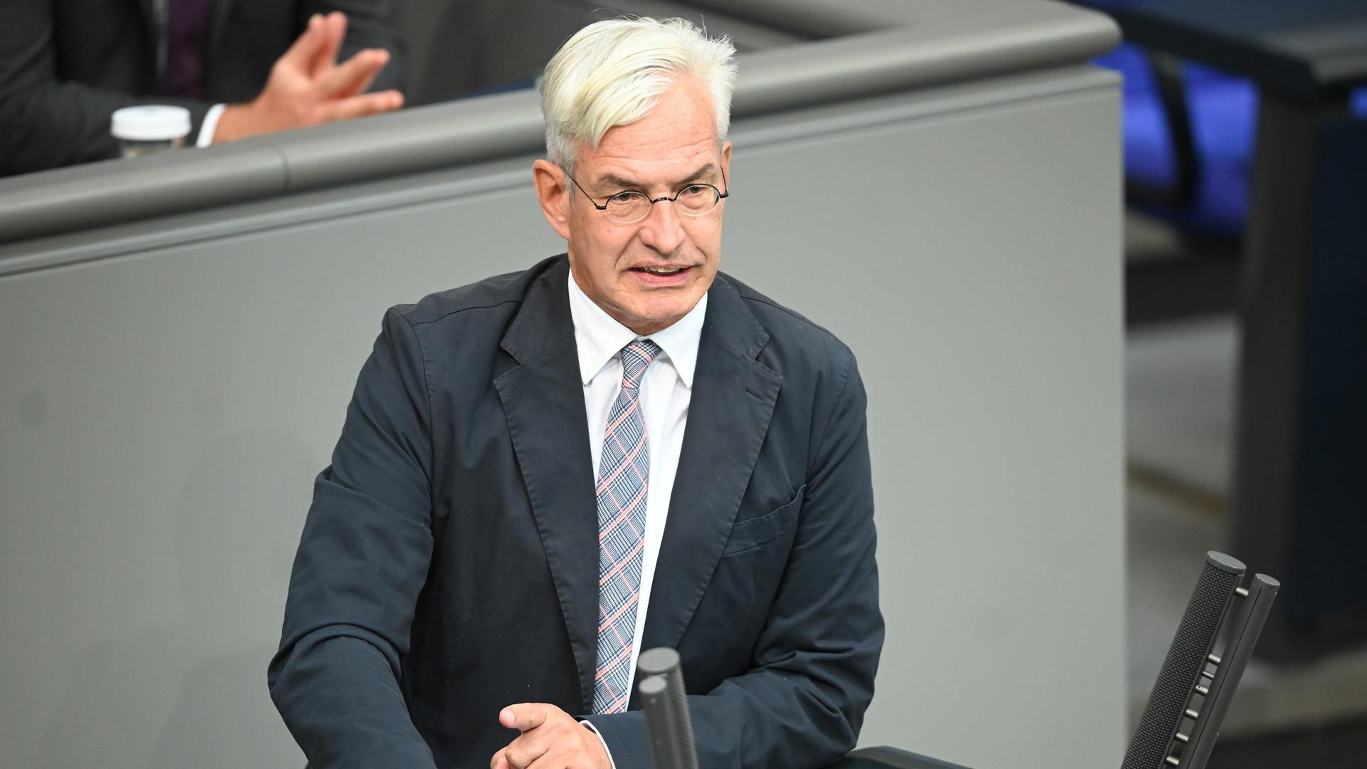 Mathias Middelberg (CDU/CSU), stellvertretender Vorsitzender der CDU/CSU-Fraktion für Haushalt und Finanzen, spricht im Plenarsaal im Bundestag.