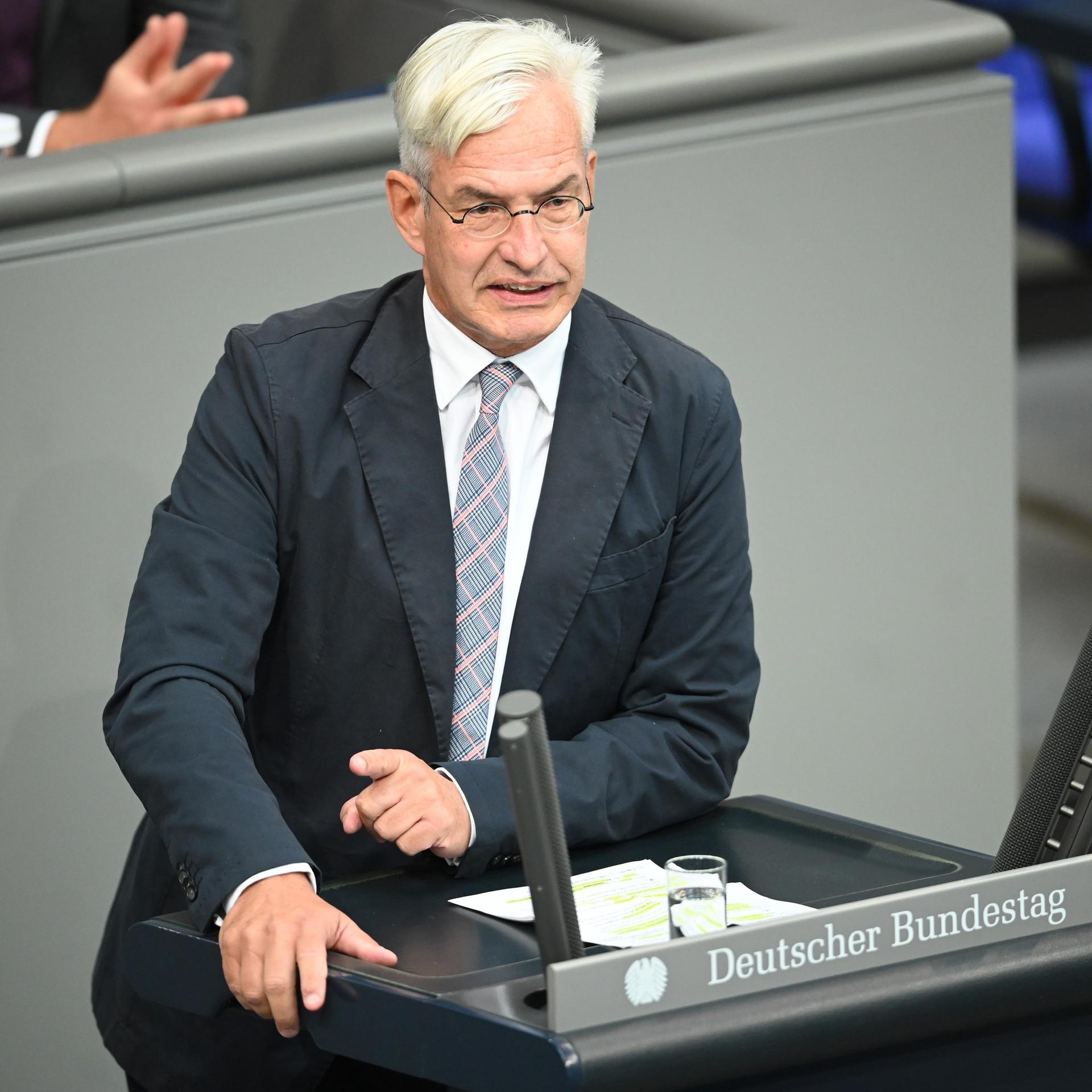 Berlin: Mathias Middelberg (CDU/CSU), stellvertretender Vorsitzender der CDU/CSU-Fraktion für Haushalt und Finanzen, spricht im Plenarsaal im Bundestag. Der Bundestag berät zum Haushaltsentwurf 2025.