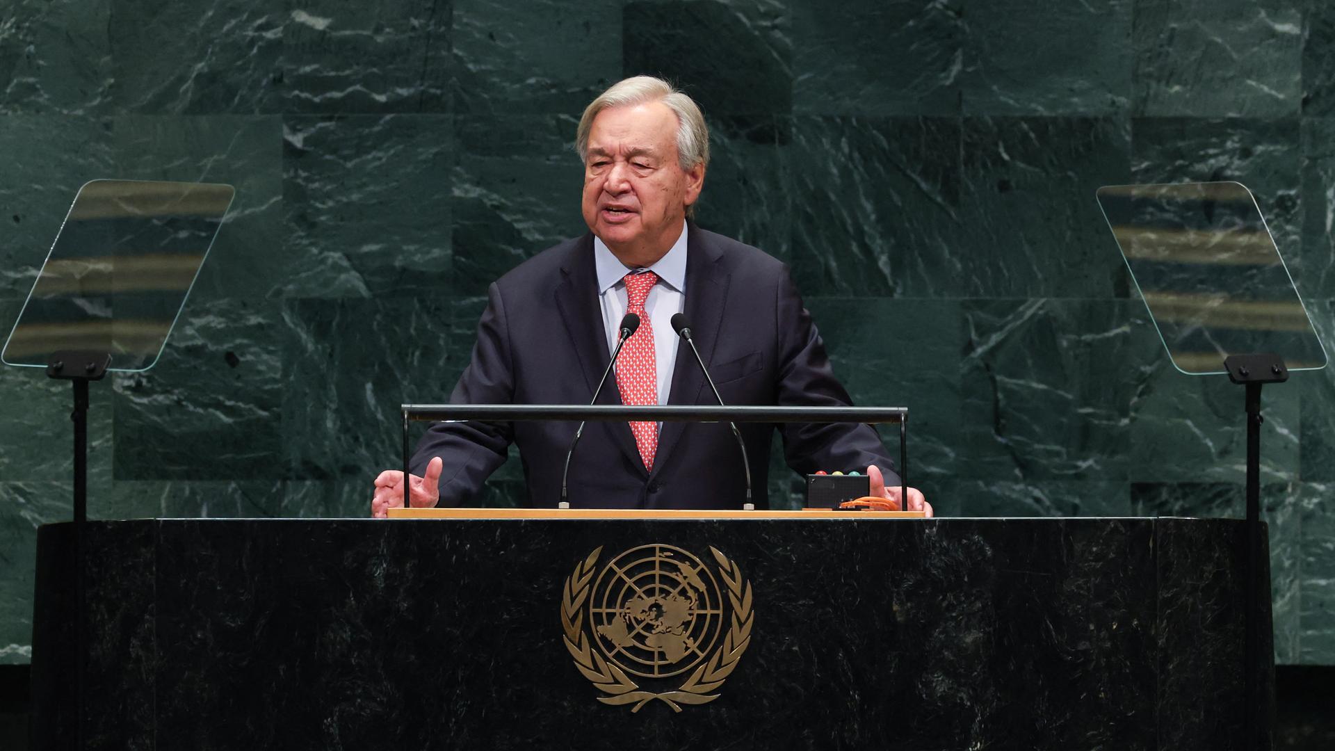 Antonio Guterres steht am Rednerpult des Plenarsaals der Vereinten Nationen und spricht.