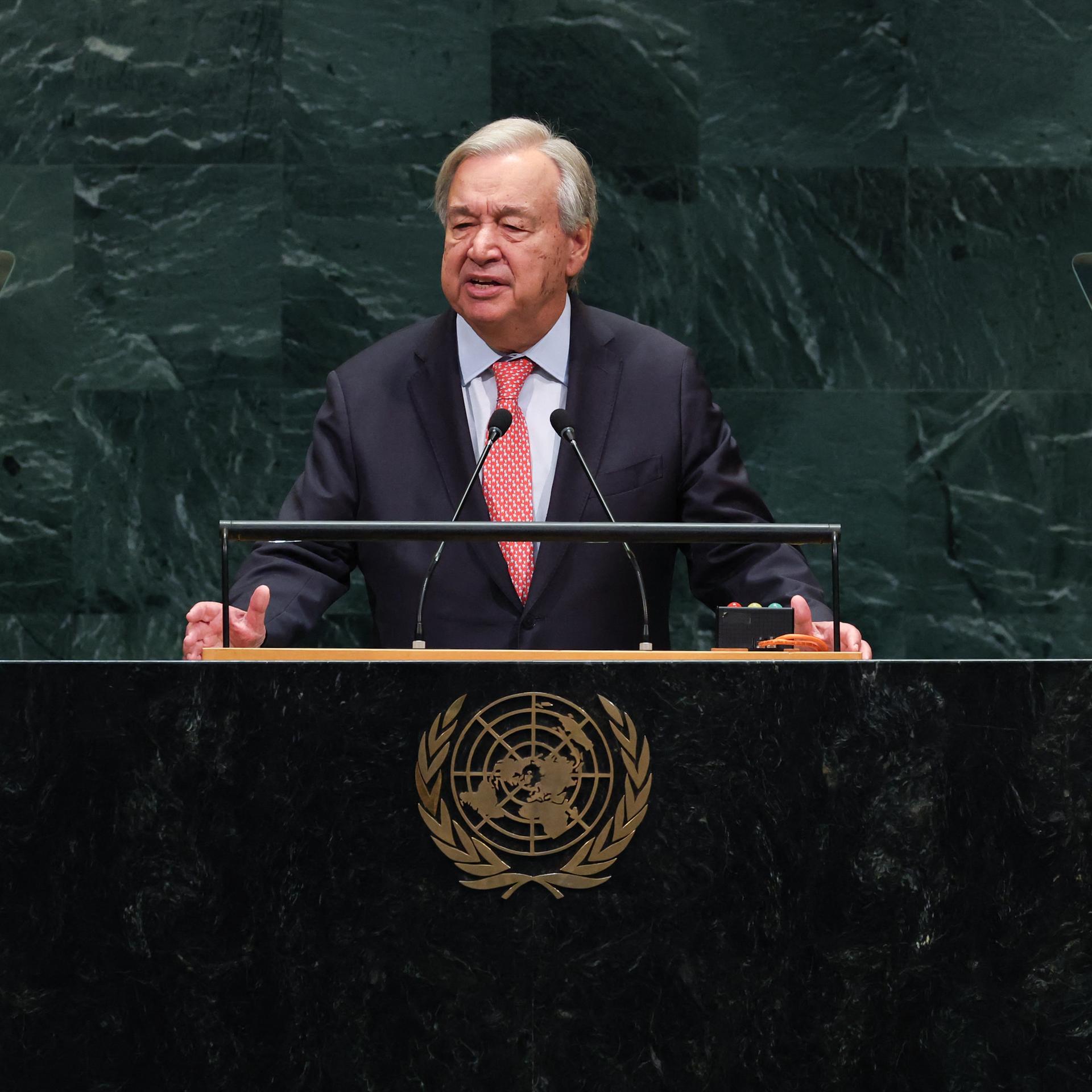 Antonio Guterres steht am Rednerpult des Plenarsaals der Vereinten Nationen und spricht.