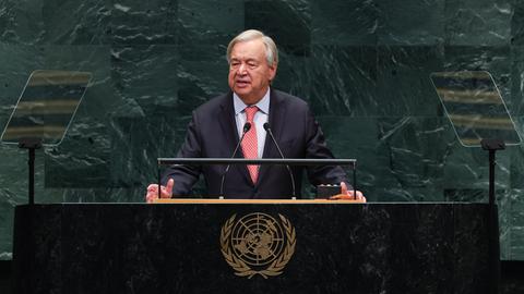Antonio Guterres steht am Rednerpult des Plenarsaals der Vereinten Nationen und spricht.